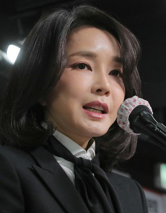 Bà Kim từng theo học chuyên ngành hội họa tại Đại học Kyonggi, sau đó tiếp tục lấy bằng thạc sĩ sư phạm nghệ thuật tại Đại học Nữ sinh Sookmyung và Tiến sĩ về thiết kế nội dung kỹ thuật số tại Đại học Kookmin.