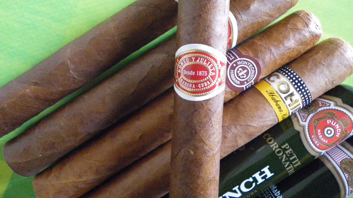 Những nơi tốt nhất để mua xì gà Cuba là ở các cửa hàng chính thức của nhà nước, được gọi là "Casa del Habano".