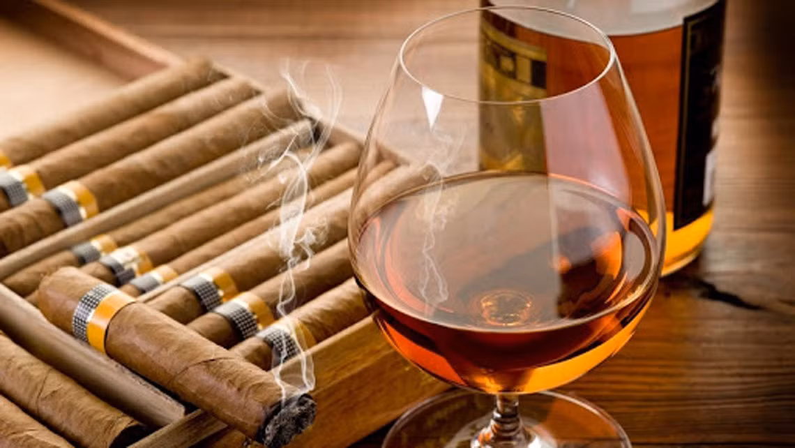 Việc kết hợp xì gà với đúng loại rượu rum được so sánh như tìm ra món nhậu phù hợp, mạng lại một cảm giác mê hoặc cho các giác quan.