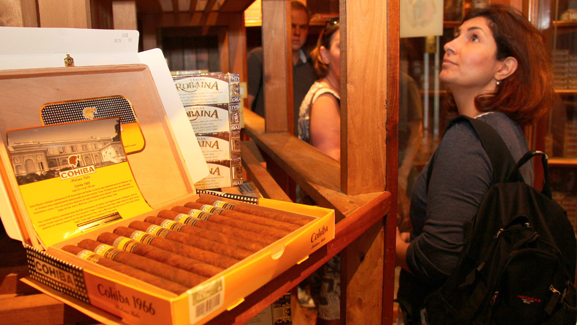 Những cửa hàng này thường nằm ở tầng trệt của các khách sạn. Nếu không thấy, có thể hỏi thăm nhân viên khách sạn, họ sẽ sẵn lòng chỉ tới nơi gần và đảm bảo chất lượng.