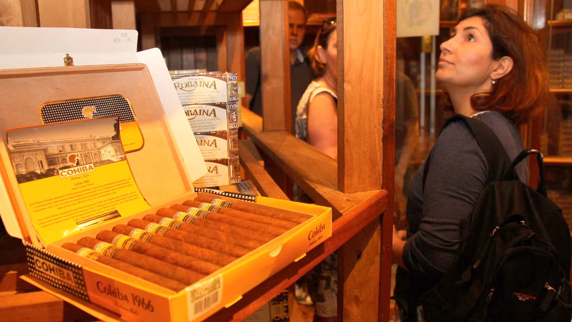 Những cửa hàng này thường nằm ở tầng trệt của các khách sạn. Nếu không thấy, có thể hỏi thăm nhân viên khách sạn, họ sẽ sẵn lòng chỉ tới nơi gần và đảm bảo chất lượng.