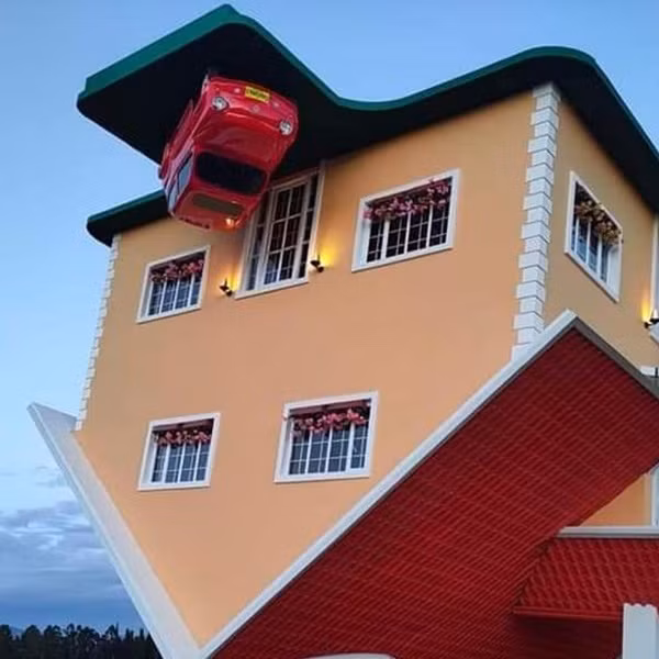 Ô tô, khu vực phòng khách, bếp hay toàn bộ nội thất đều "ngược đời".