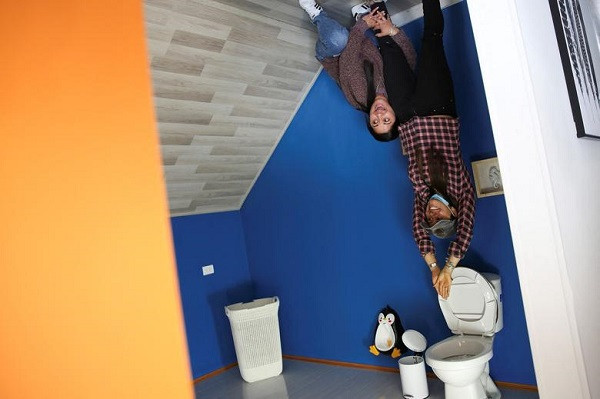 Ngôi nhà giống như vừa bị gió "siêu to khổng lồ" thổi bay khiến nó đảo ngược cả bên ngoài lẫn bên trong.