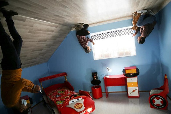 ... thì sàn nhà thì lại trở thành "nóc", che nắng che mưa.