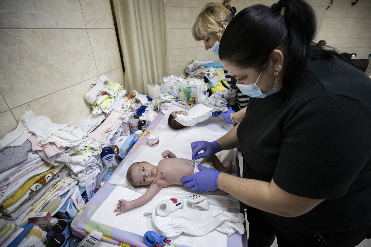 Thông thường, các bậc cha mẹ nước ngoài có nhu cầu tìm dịch vụ sinh hộ ở Ukraine cần phải đến đây hoàn thành các giấy tờ liên quan trước khi đứa trẻ được sinh ra và đưa chúng đi sau khi chúng chào đời.