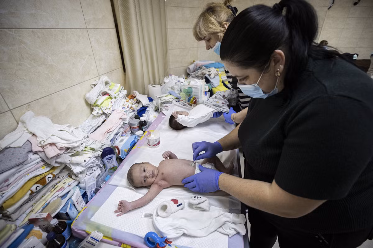 Thông thường, các bậc cha mẹ nước ngoài có nhu cầu tìm dịch vụ sinh hộ ở Ukraine cần phải đến đây hoàn thành các giấy tờ liên quan trước khi đứa trẻ được sinh ra và đưa chúng đi sau khi chúng chào đời.