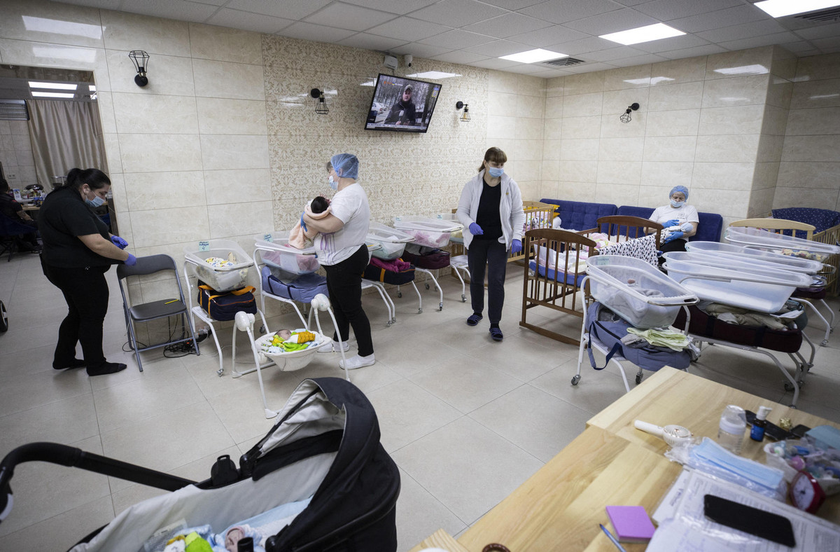 Theo ước tính của một cơ quan Australia hợp tác với các bậc cha mẹ nước ngoài muốn mang thai hộ, hiện có hơn 800 bà mẹ mang thai hộ ở Ukraine đang mang trong mình đứa con của các cặp vợ chồng ngoại quốc.