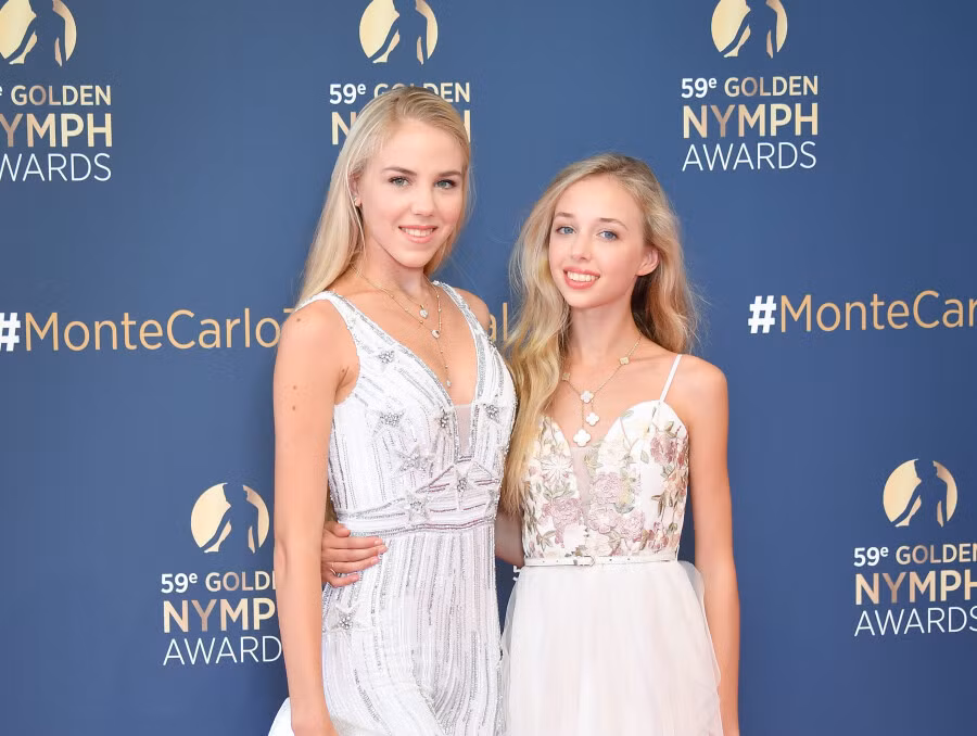 Không kém cạnh người chị, nàng công chúa nhỏ này cũng có năng nói thông thạo 6 ngoại ngữ và chơi thể thao rất cừ.