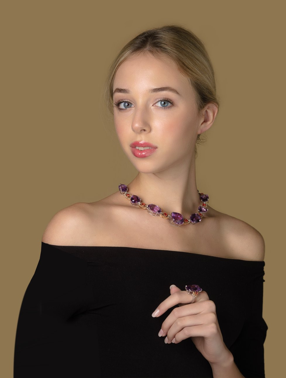 Công chúa Maria Chiara có niềm yêu thích thời trang, nhiếp ảnh, hội họa và ca hát.