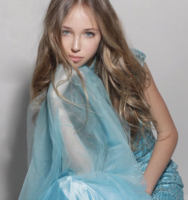 Cô nàng còn có thể chơi một số nhạc cụ như piano hay guitar.