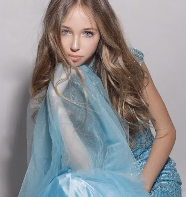 Cô nàng còn có thể chơi một số nhạc cụ như piano hay guitar.