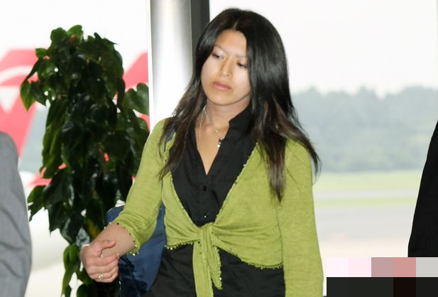 Năm 2008, bà tiếp tục thành chủ đề bàn tán khi bỏ dở việc du học, bất cần xách vali về nước.