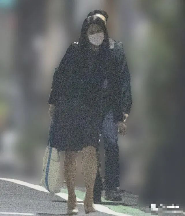 Sau khi về nước, Tsuguko tiếp tục khiến báo giới tốn giấy mức do có những hành vi bị đánh giá là thiếu chuẩn mực như để lộ những hình ảnh hẹn hò với bạn trai, đi tiệc tùng tới tận 2h sáng.