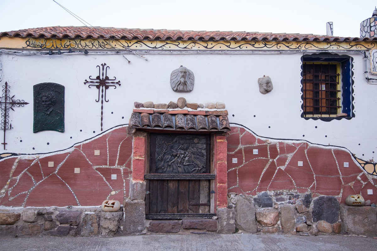 Dân cư thưa vắng nên tại đây không có cửa hàng, trường học mà chỉ một quán bar.