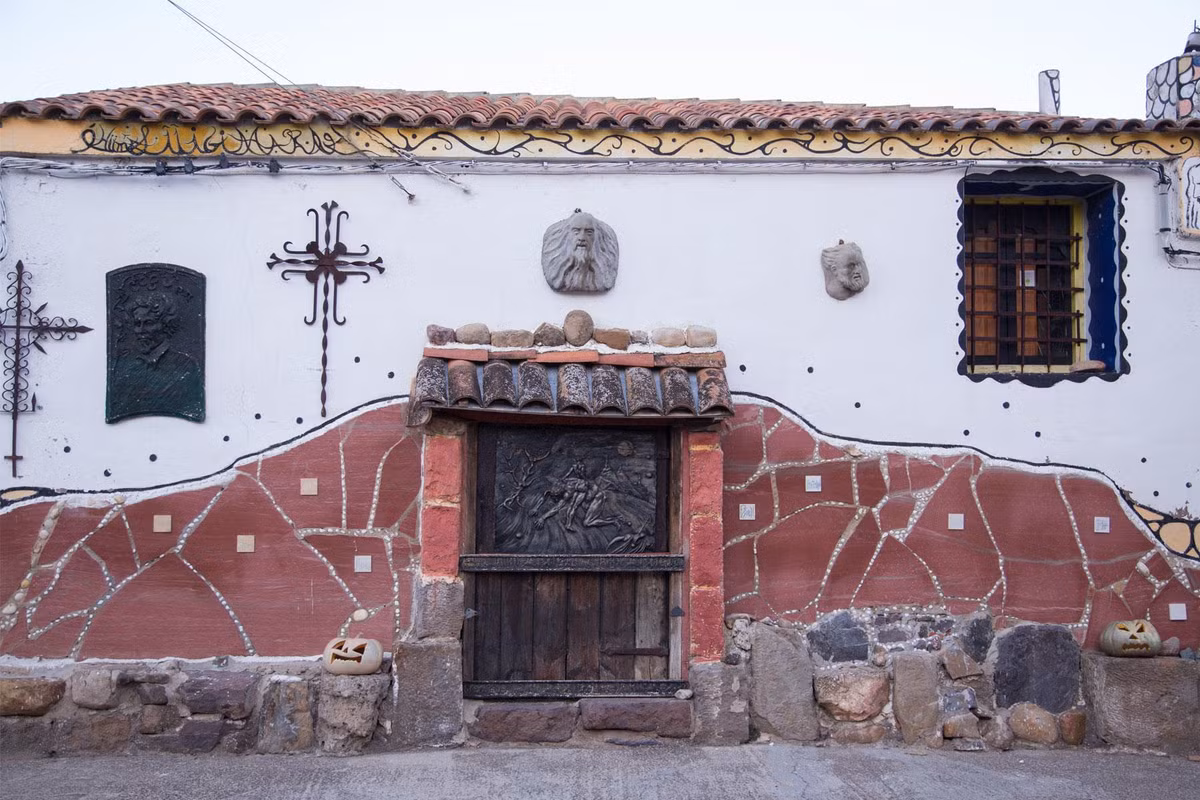 Dân cư thưa vắng nên tại đây không có cửa hàng, trường học mà chỉ một quán bar.