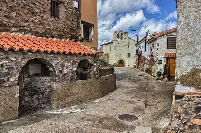 Từng là khu dân cư đông vui nhộn nhịp với dân số khoảng 10.000 người nhưng sau đó chỉ còn khoảng vài chục dân.