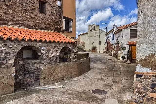 Từng là khu dân cư đông vui nhộn nhịp với dân số khoảng 10.000 người nhưng sau đó chỉ còn khoảng vài chục dân.