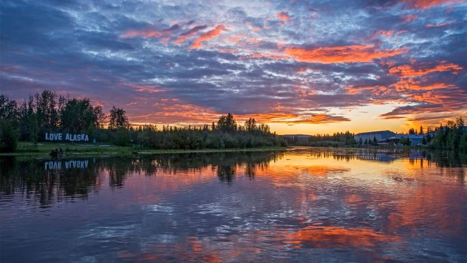 Bắt đầu từ cuối tháng 5 đến cuối tháng 7 hàng năm, khi đặt chân tới Alaska, du khách có thể sống trong cảm giác "ngày dài bất tận".