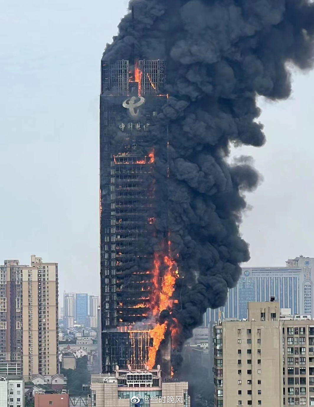 Theo truyền thông địa phương, ngọn lửa bùng lên vào lúc 15h48 (giờ địa phương).