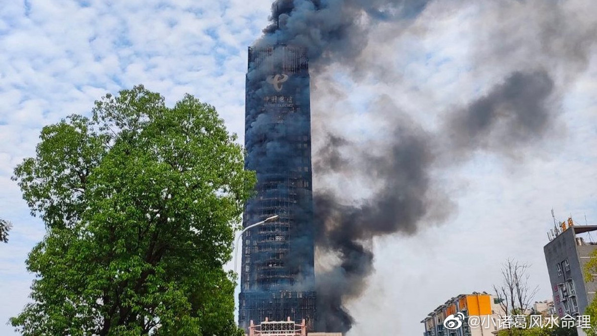 Tới khoảng 17h (giờ địa phương), đám cháy đã được dập tắt.