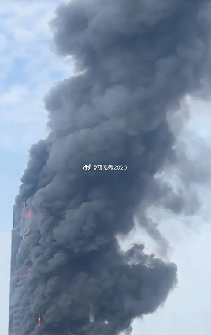 36 xe chữa cháy và 280 lính cứu hỏa nhanh chóng được điều tới để dập lửa.