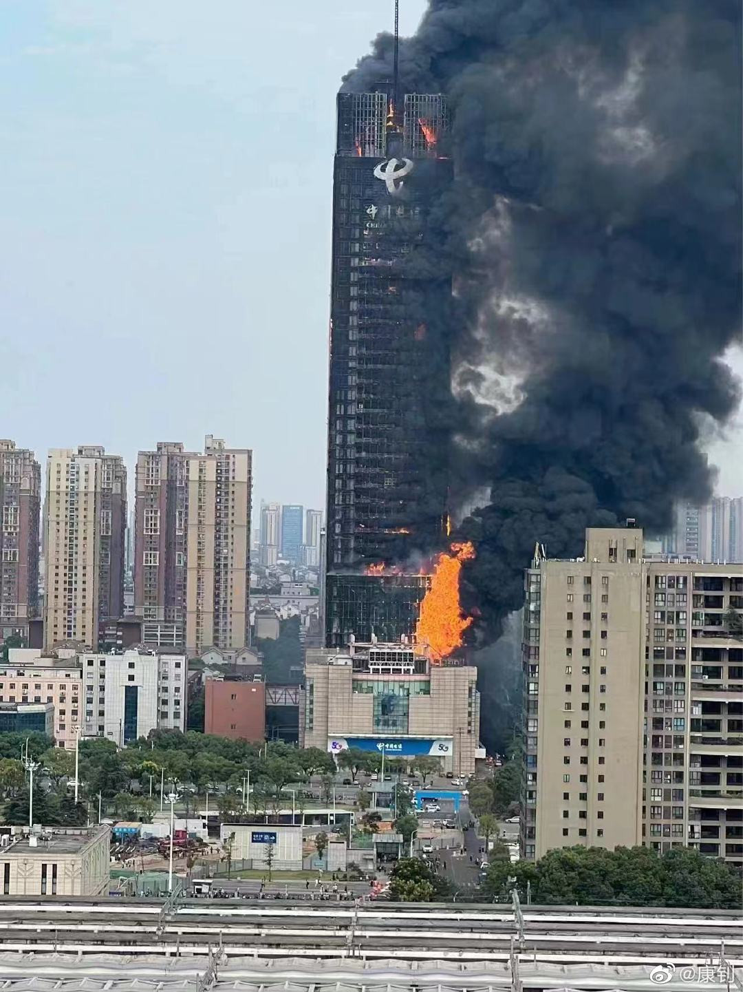 Trong những hình ảnh lan truyền trên Weibo, mạng xã hội lớn nhất Trung Quốc, ngọn lửa bốc lên qua các tầng của tòa nhà, khiến nhiều vật thể bắt lửa và rơi xuống đất.
