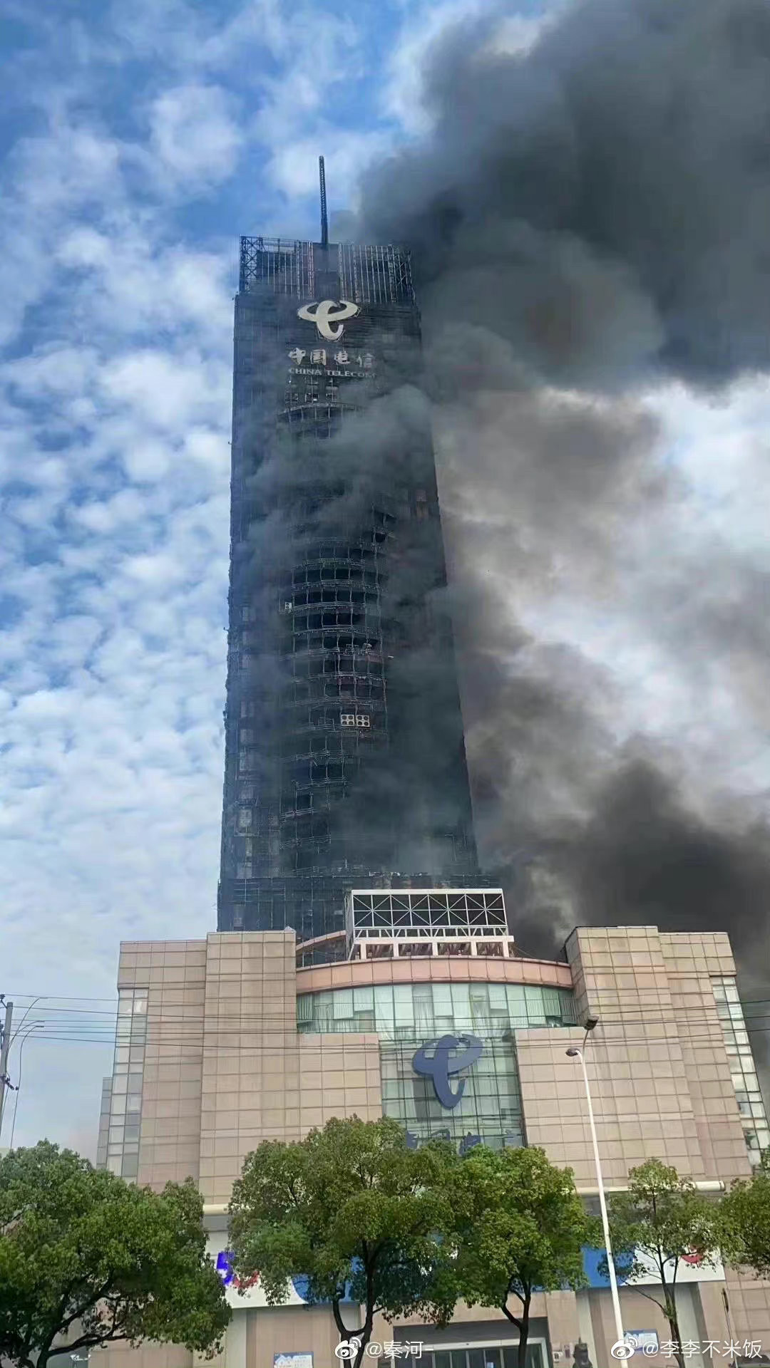 Tòa nhà cao 218 mét, gồm 42 tầng nổi và hai tầng hầm, được hoàn thiện năm 2000 và từng là tòa nhà cao nhất thành phố Trường Sa.