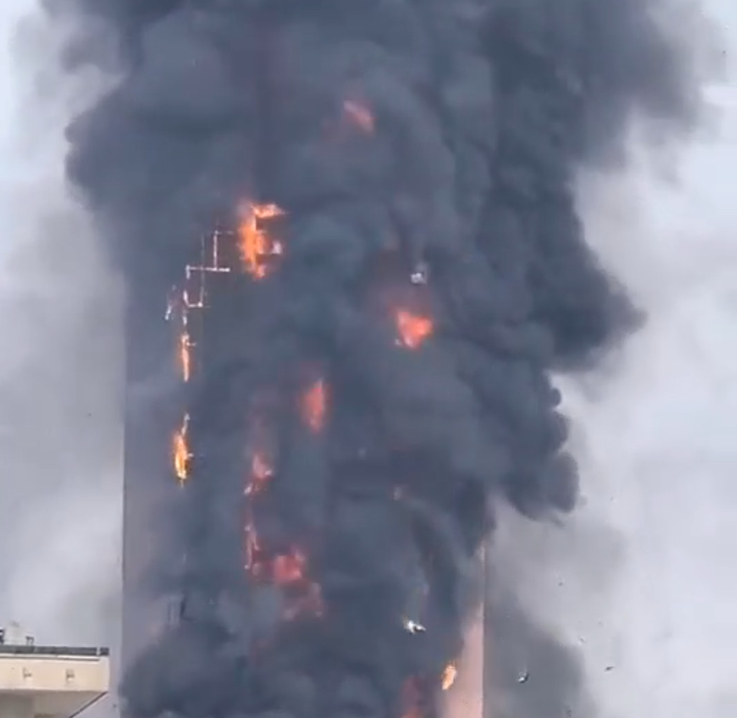 Đài truyền hình trung ương Trung Quốc (CCTV) mô tả, khói đen dày đặc bốc lên từ tòa nhà China Telecom và hàng chục tầng đang cháy dữ dội.