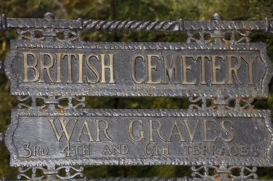 Ngoài ra, sau Thế chiến I, một đài tưởng niệm những người lính đã ngã xuống trong cuộc chiến này cũng được thêm vào nghĩa trang Staglieno.