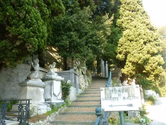 Đây còn nơi yên nghỉ của một số nhân vật nổi tiếng như vợ nhà văn Oscar Wilde Constance Lloyd, ca sĩ Fabrizio De André, Thượng nghị sĩ Nino Bixio hay nhà thơ Giuseppe Mazzini.