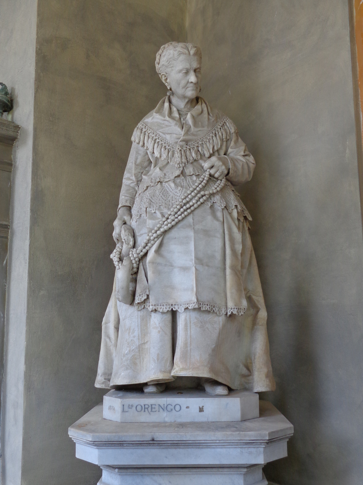 Điểm thu hút nổi tiếng ở đây là bức tượng của một người bán hạt có tên là Caterina Campodonico, được miêu tả chính xác như khi bà còn sống.