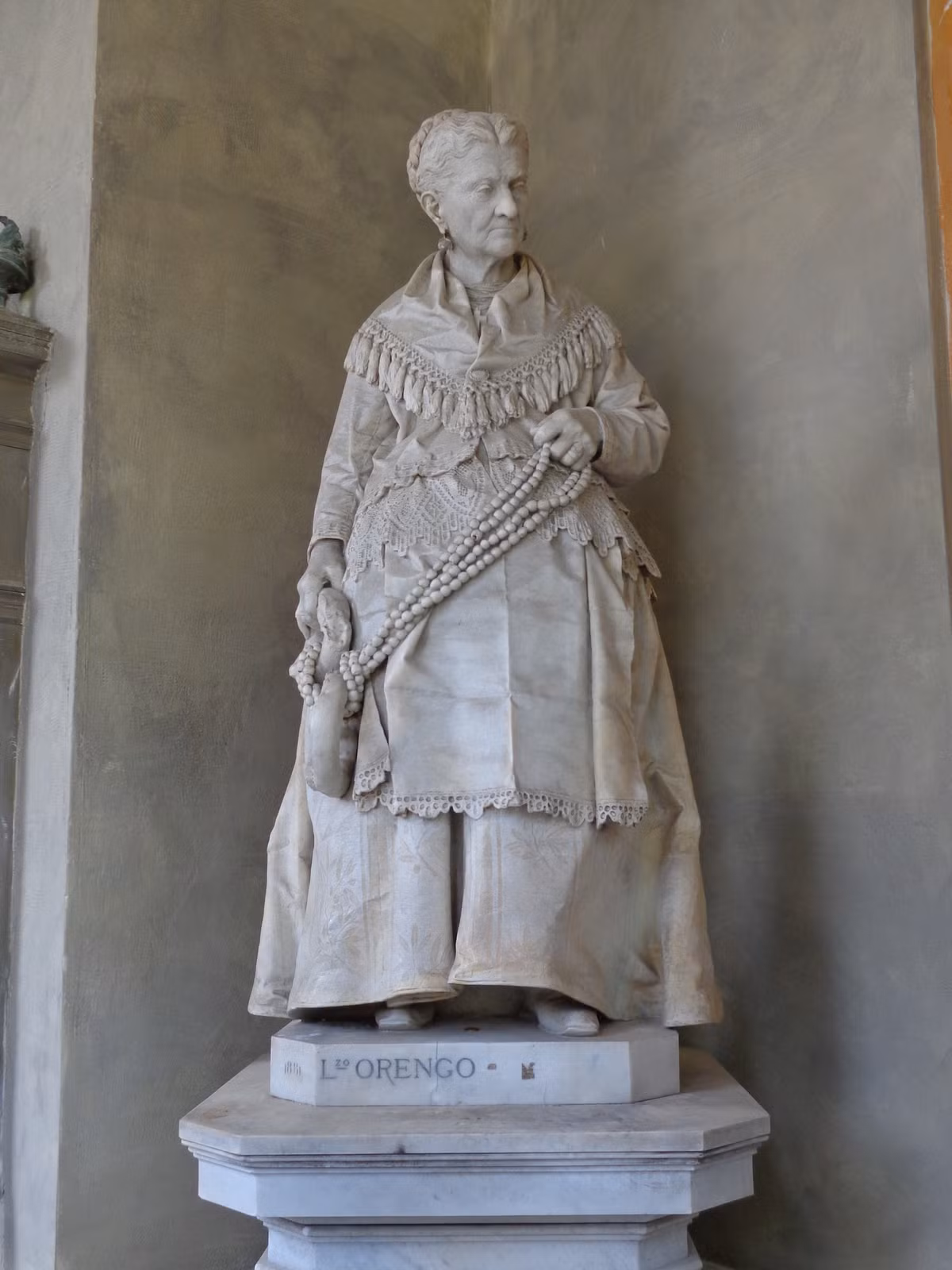 Điểm thu hút nổi tiếng ở đây là bức tượng của một người bán hạt có tên là Caterina Campodonico, được miêu tả chính xác như khi bà còn sống.