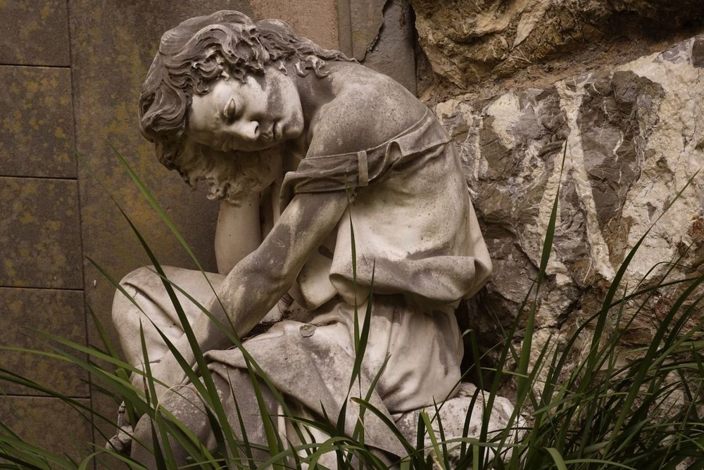 Sau nhiều biến cố, tới năm 1851, nghĩa trang mở cửa và được đánh giá là "công trình tuyệt vời" theo phong cách tân cổ điển nhưng nghệ thuật và thiết kế lại chịu ảnh hưởng của phong trào Hiện thực.