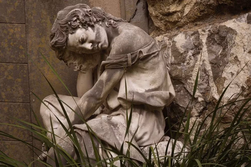 Sau nhiều biến cố, tới năm 1851, nghĩa trang mở cửa và được đánh giá là "công trình tuyệt vời" theo phong cách tân cổ điển nhưng nghệ thuật và thiết kế lại chịu ảnh hưởng của phong trào Hiện thực.