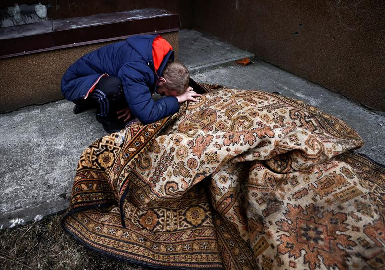 Sergey Lagovskiv, 26 tuổi đau khổ bên thi thể người bạn Igor Lytvynenko.