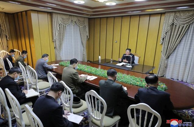 Trước tình hình dịch bệnh diễn biến phức tạp, ngày 12/5, ông Kim Jong-un đã đến trung tâm chỉ huy cách ly khẩn cấp quốc gia để kiểm tra các nỗ lực chống dịch.