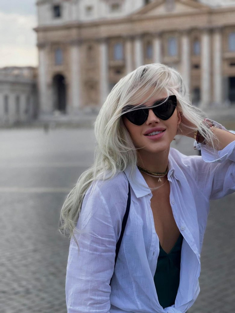 Sergeeva còn từng được biết đến trong vai trò một blogger thành công với hơn 92.000 lượt theo dõi trên mạng xã hội Instagram.