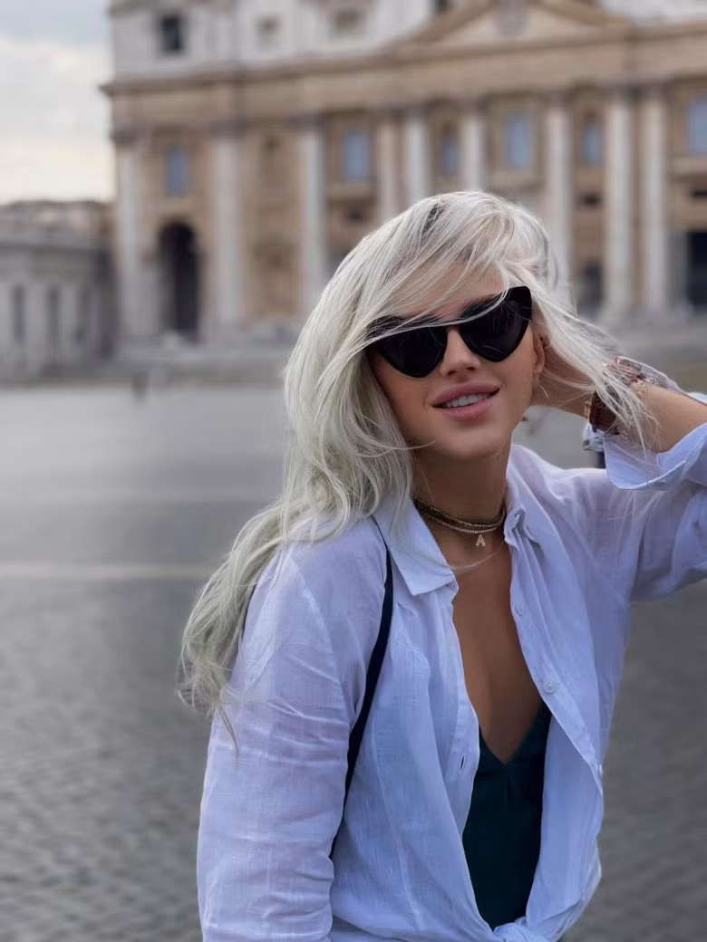 Sergeeva còn từng được biết đến trong vai trò một blogger thành công với hơn 92.000 lượt theo dõi trên mạng xã hội Instagram.