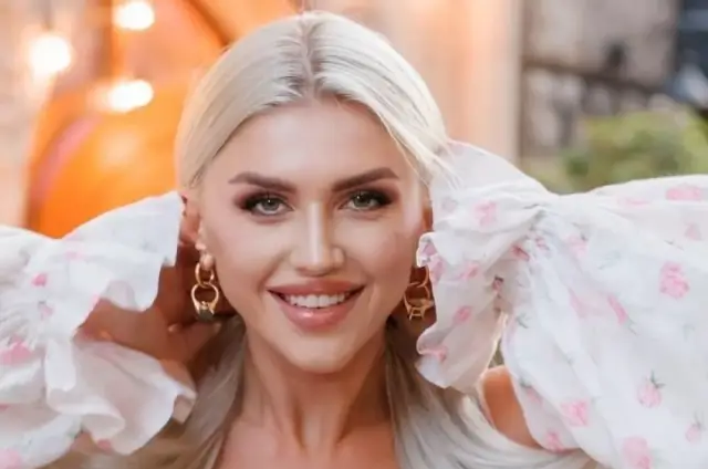 Theo RT, từ năm 2019-2022, Sergeeva từng điều hành một công ty tư vấn sắc đẹp, chuyên cung cấp các dịch vụ làm tóc, thẩm mỹ viện.