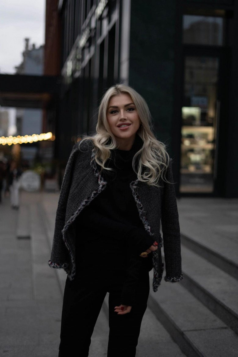 Tới năm 2021, Sergeeva nhận bằng cử nhân ngành luật và hiện đang theo học bằng Tiến sĩ báo chí.