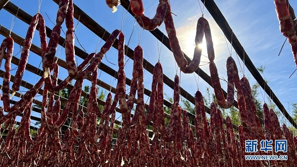 Các dây thịt được treo kín sân nhà, cả trước và sau.