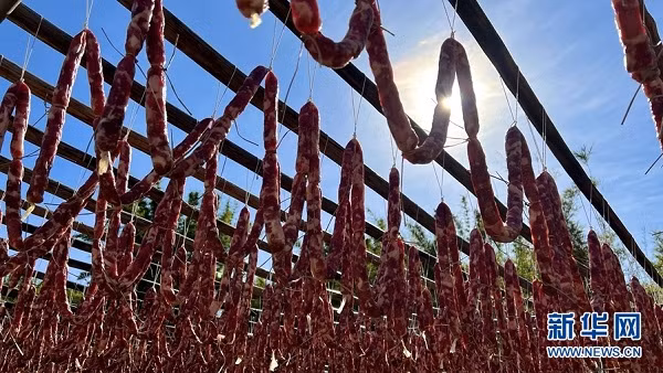 Các dây thịt được treo kín sân nhà, cả trước và sau.