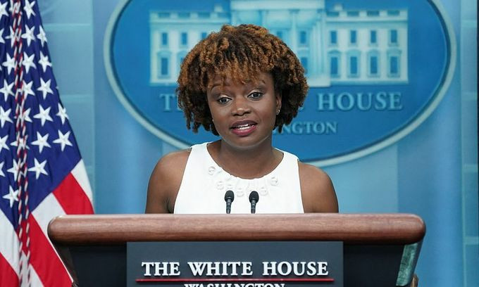 Phát biểu trong cuộc họp báo ngắn tại Nhà Trắng, bà Jean-Pierre nói: "Đây là một khoảnh khắc lịch sử tôi không bao giờ quên. Đứng sau bục phát ngôn này là niềm vinh dự và đặc ân đối với tôi".