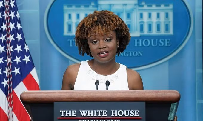 Phát biểu trong cuộc họp báo ngắn tại Nhà Trắng, bà Jean-Pierre nói: "Đây là một khoảnh khắc lịch sử tôi không bao giờ quên. Đứng sau bục phát ngôn này là niềm vinh dự và đặc ân đối với tôi".