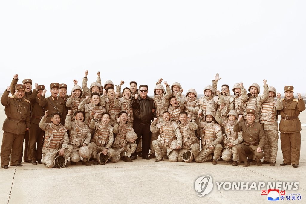 Trong một vài khảnh khắc khác, nhà lãnh đạo Triều Tiên vui vẻ bên các binh sĩ thuộc lực lượng chiến lược của nước này.