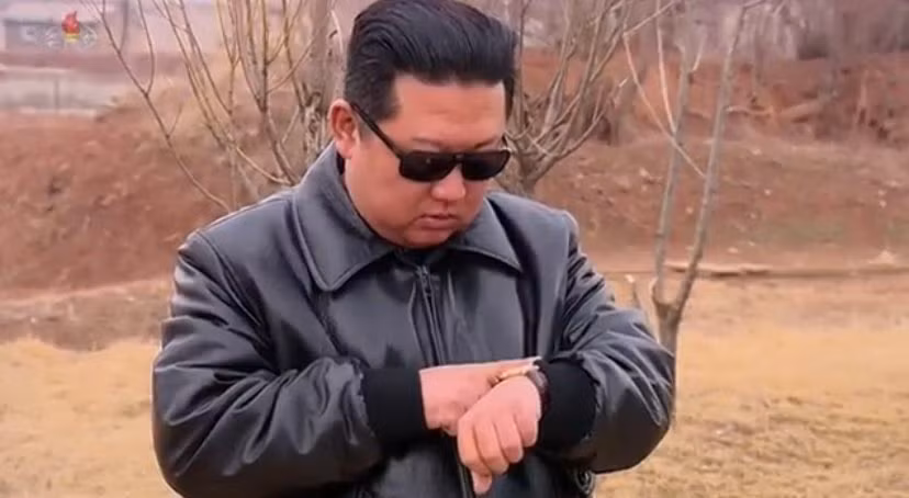 Trong khi đó, nhiều dân mạng lại so sánh hình ảnh này với phim bom tấn Top Gun của Mỹ do tài tử Tom Cruise đóng vai chính.