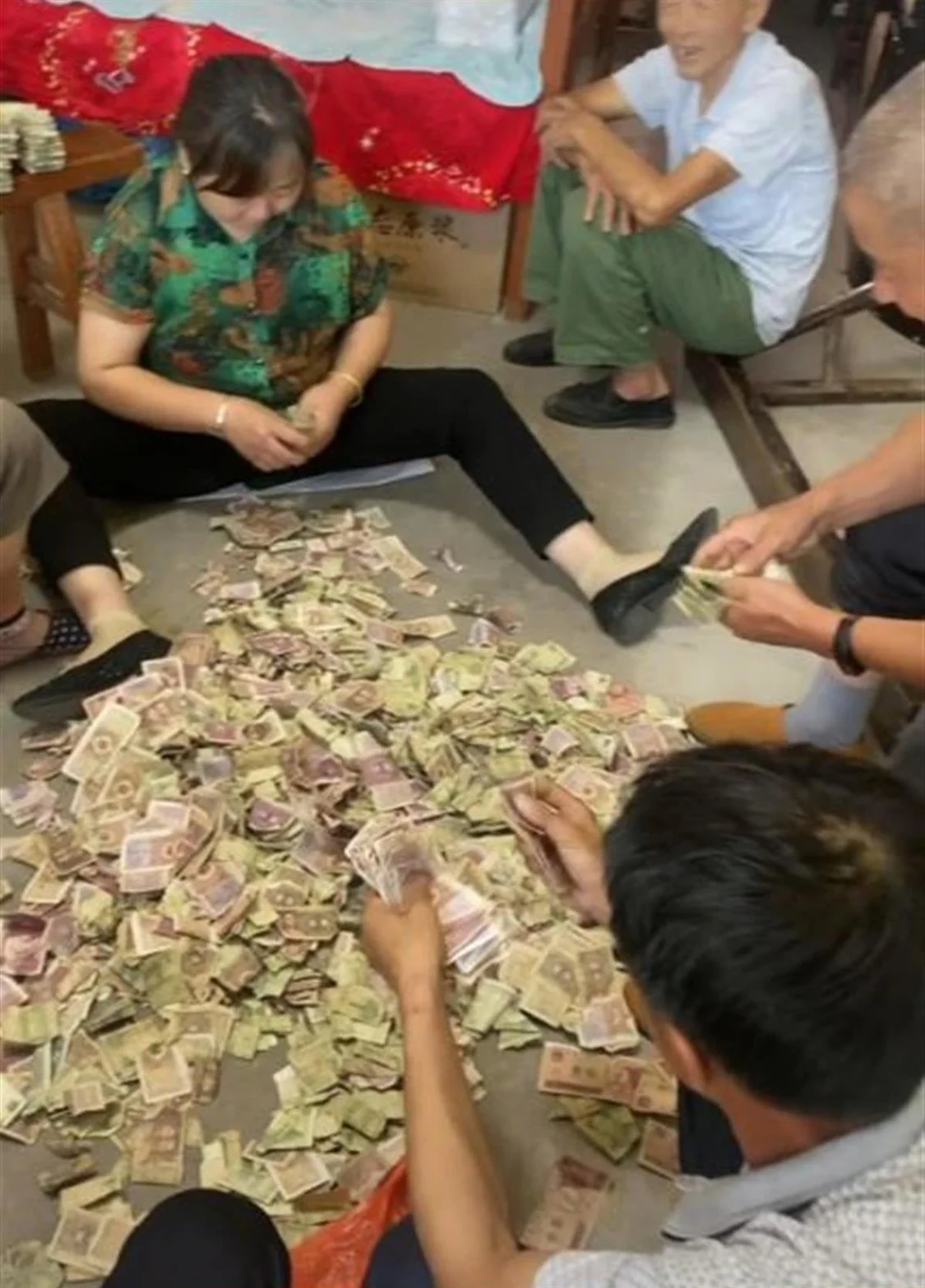 Cụ bà qua đời, con cháu phát hiện “kho báu” đếm mãi không hết Cu ba qua doi, con chau phat hien “kho bau” dem mai khong het