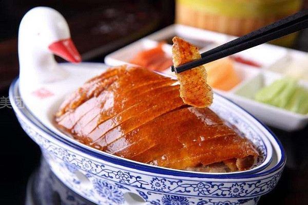 ... thực đơn còn bao gồm nhiều món ăn địa phương, đại diện cho các phong cách ẩm thực nổi tiếng của Trung Quốc.