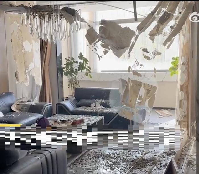 Chung cu cao cap gia 70 ty dong bi dot sap tran