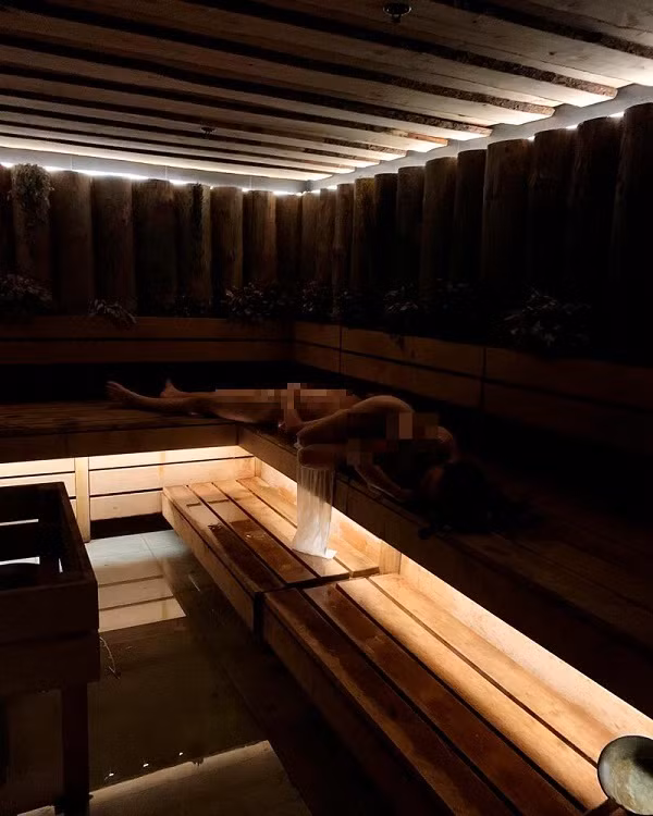 Banya khá giống một phòng xông hơi nhưng độ ẩm và hơi nước bên trong hơn gấp nhiều lần.